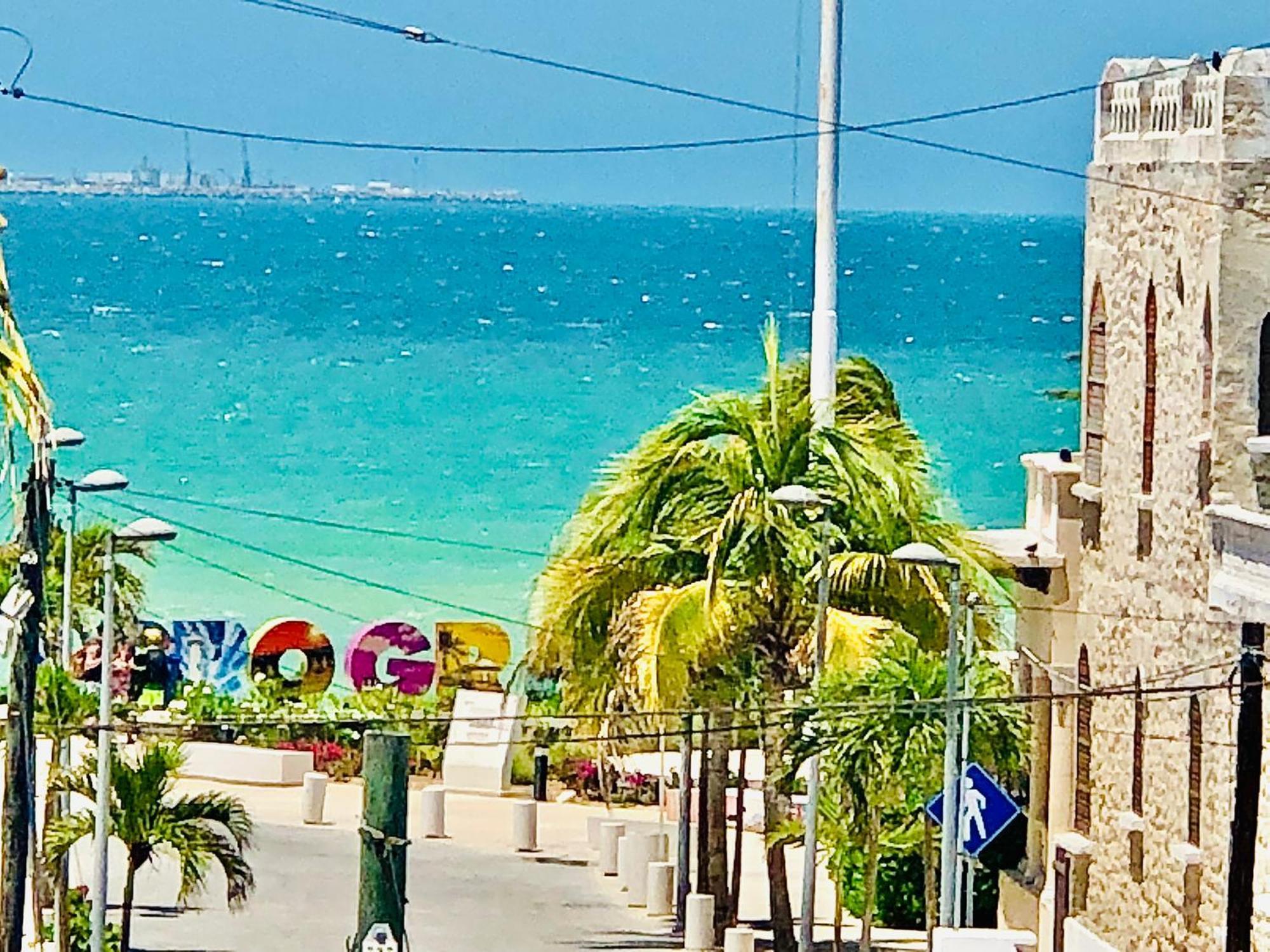 Malecon Beach House In Progreso 1 Block From Beach Exterior photo